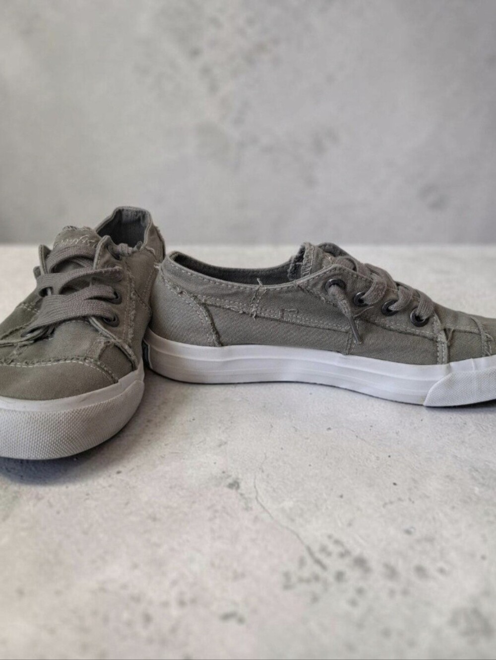 Blowfish Gray Canvas Low-Top Lace-Up Sneakers Round Toe Logo Womens US 7
